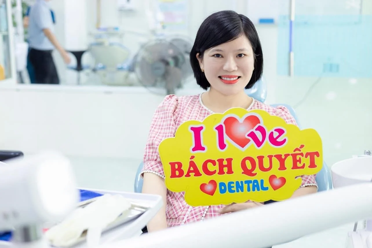 Dán sứ veneer, chị gái lột xác với nụ cười tự tin tại Nha khoa Bách Quyết