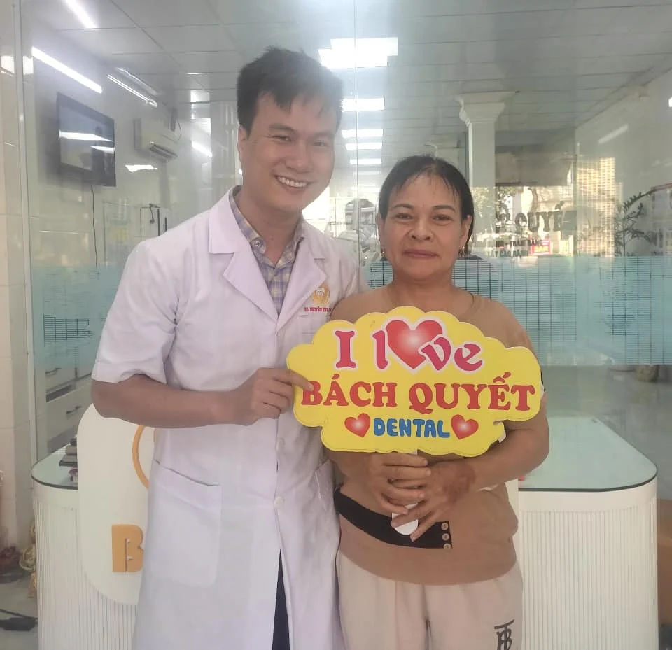 Cấy ghép implant với MYQ xâm lấn tối thiểu phục hình tức thì sau 24h cho Cô Trần Thị Kiệm ở Sơn Hoà , Phú Yên